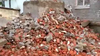 На улице Горького развалилась кирпичная труба. Живописные руины торчат в центре города