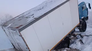 В Ижемском районе на переправе грузовик чуть не ушел под лед