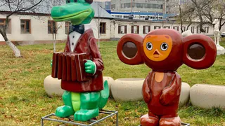 Ностальгия: в сквере имени Скобелева появились скульптуры Чебурашки и крокодила Гены
