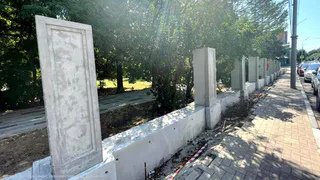 Устанавливают ограждение: в Верхнем городском парке идет третий этап благоустройства