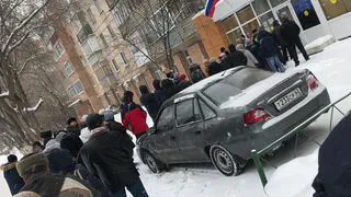 У рязанской поликлиники выстроилась огромная очередь за талонами. Фото