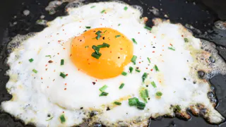 Врач-кардиолог Анастасия Яценко объяснила разницу между хорошим и плохим холестерином, рассказала, в каких продуктах он содержится и можно ли навсегда от него отказаться