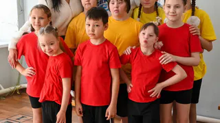 Российский хоккеист подарил спортинвентарь ученикам нижнекамских спецшкол