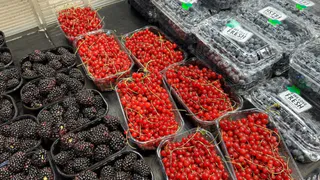 Такая ягода — самая вредная: а мы едим ее покупаем и детям даем