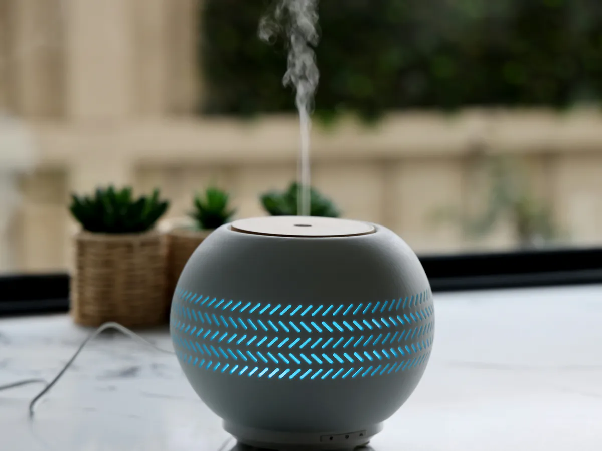 Забудьте про освежители: 7 капель в стакан воды — и аромат в доме как в саду