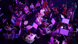 Хиты зарубежных исполнителей помогают оркестру отвлечься