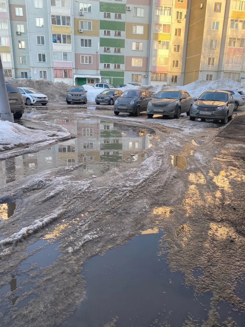 Во дворе дома на Вахитова: «машины скребут днищем»