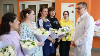 Губернатор подарил молодым мамам подгузники и энциклопедии в магнитогорском роддоме