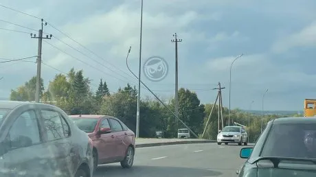 В Пензе ищут свидетелей аварии, где водитель въехал в световую опору