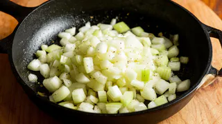 Зачем добавлять соду при жарке лука — вы пожалеете, что не пользовались этим лайфхаком намного раньше