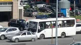 В Кальном водитель ВАЗ-2112 разбил окно в маршрутке и скрылся