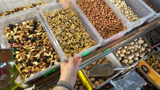 Жарить, замачивать или есть сырыми: гастроэнтеролог рассказала о наиболее полезном способе употребления орехов