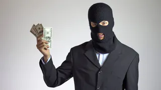 Нижнекамец, продавая дом, лишился 99 000 рублей