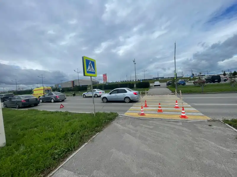 В Челябинске Mercedes сбил подростка на пешеходном переходе: девочка госпитализирована