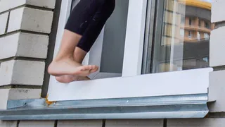 Осталась жива: под Рязанью 16-летняя девушка выпала из окна