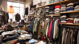 "7 лет отпахал в Секонд-Хенде": откуда берется такая дешевая одежда и мой список - что никогда здесь не куплю - рассказ из зала