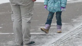 Жительница Коми спугнула незнакомца, который заманивал незнакомых девочек