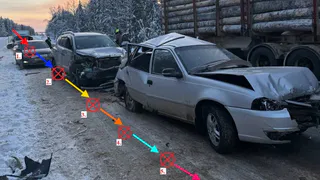 В массовом ДТП с шестью автомобилями на трассе в Коми травмировались двое