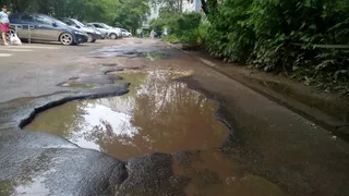 Жители ул. Бирюзова уже несколько лет ждут ремонта дороги