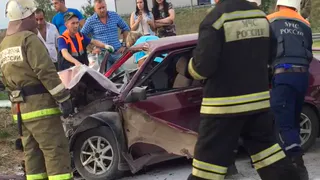 ДТП у М5 молл: водителя ВАЗа извлекли из машины без сознания - видео с места происшествия