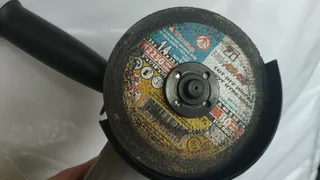 Хотел сэкономить время — потерял деньги: почему профнастил нельзя резать болгаркой