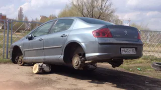 В Канищево похитители колес поставили Peugeot на чурбаки