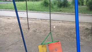 В Дашково-Песочне мальчик упал с поломавшихся качелей