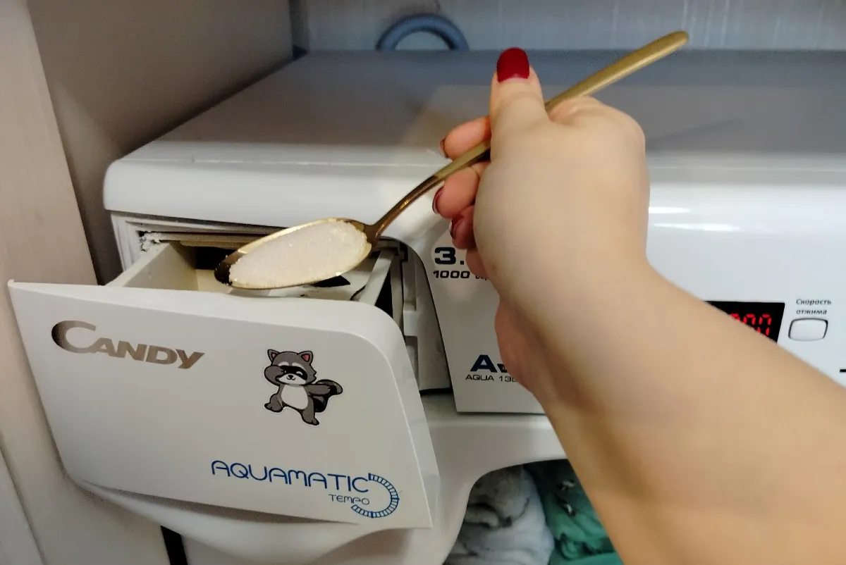 У подруги всегда чистый отсек для стиралки. Она раскрыла простой способ отбелить даже застарелые пятна - берите на заметку