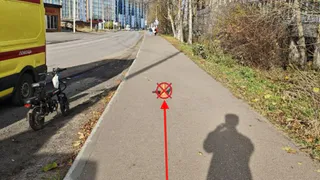 Электровелосипедист потерял управление на тротуаре в Сыктывкаре