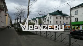 Синяя «Лада» врезалась в ограждение Комсомольского парка