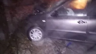 В Новозыбкове пьяный подросток угнал машину деда и врезался в дерево