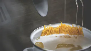 Ушлые хозяйки воду из-под макарон никогда не выливают: вот что с ней делают — 3 супер-лайфхака