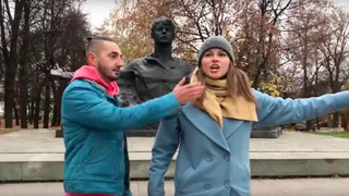 Героиня клипа "Экспонат" меняет скрепку на квартиру - в Рязани выменяла мотороллер