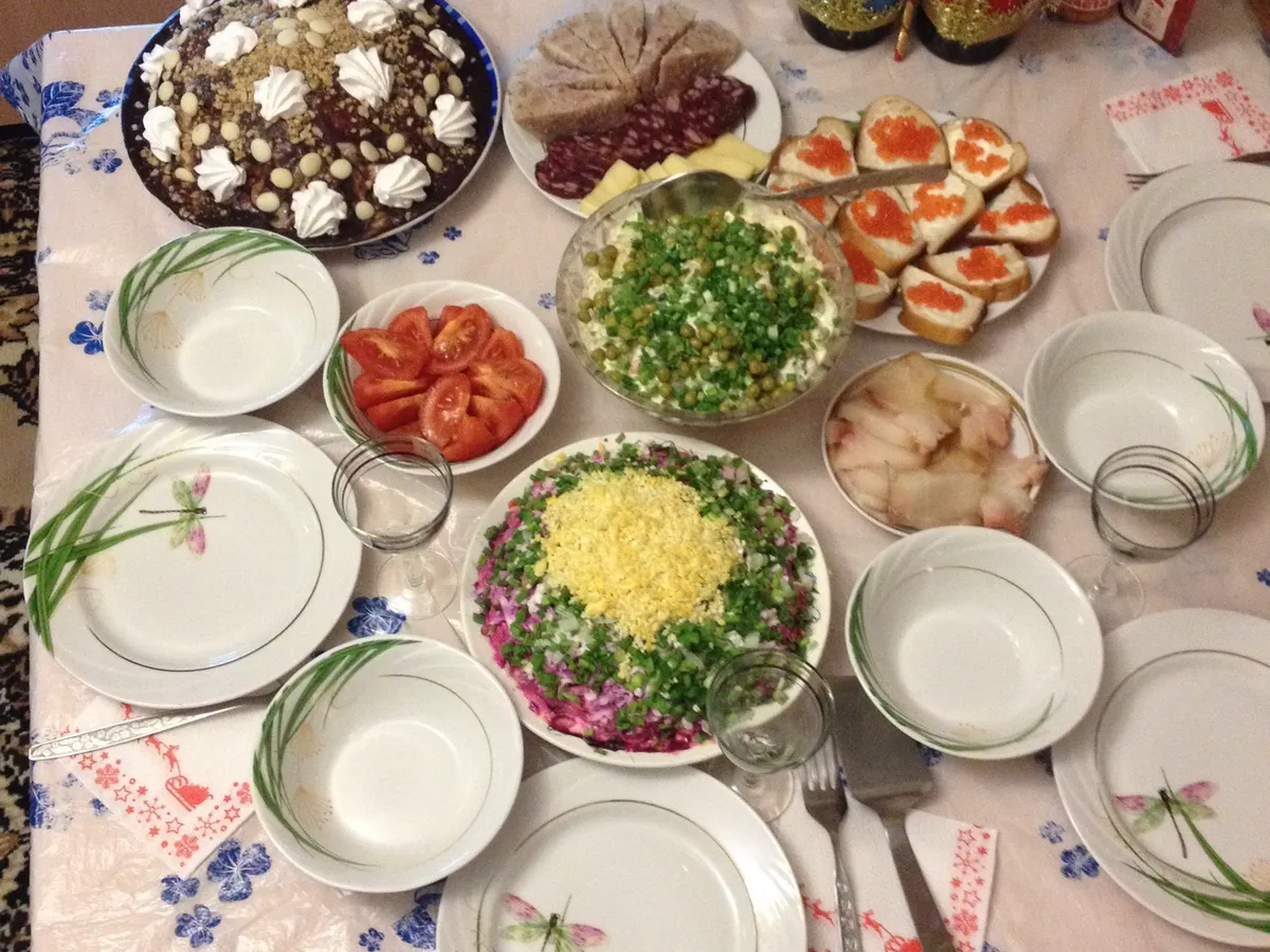 Эпоха застолий ушла: почему не стоит приглашать гостей к себе домой
