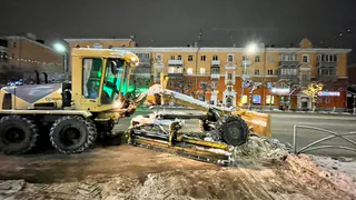 Чистили центральные улицы: в мэрии отчитались о ночной уборке снега