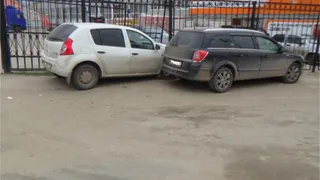 На Чкалова на иномарку упал железный забор