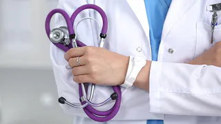 Молодой врач заплатит 400 000 рублей за отказ работать в больнице Брянска