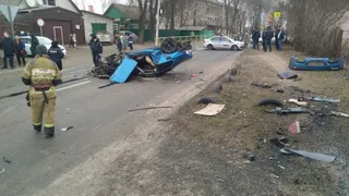 В Брянске на Карачиже в жуткой аварии разбилась легковушка BMW