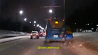 У синего новочебоксарского автобуса «Ивеко» на ходу оторвалась пассажирская дверь