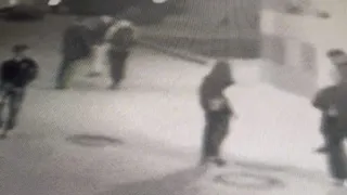 В Рязани у ТРЦ «Малина» 10 подростков избили молодого человека