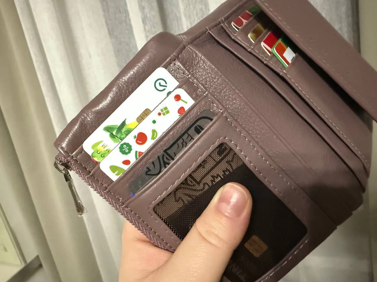 Банковские карточки теперь прошлом: россияне массово переходят на наличные - в чем причина
