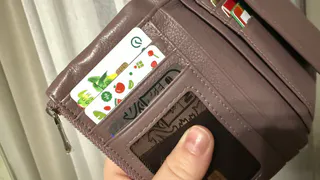 Банковские карточки теперь прошлом: россияне массово переходят на наличные - в чем причина
