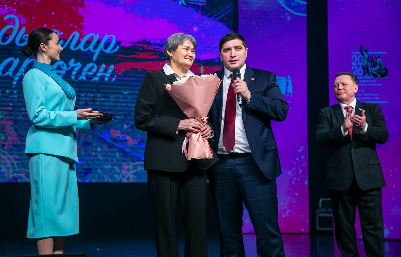 Сотрудницу нижнекамского лицея, пострадавшую от нападения школьника, наградили медалью