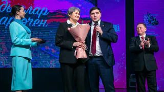 Сотрудницу нижнекамского лицея, пострадавшую от нападения школьника, наградили медалью