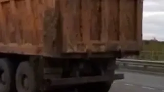 Видео: грузовик в Рязани залил дорогу неведомой жижей