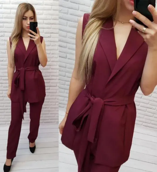 Брючный костюм бордового цвета