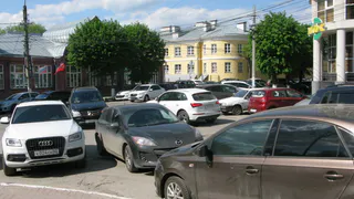 Рязанцы, паркующие машины в центре города, против платы за парковку