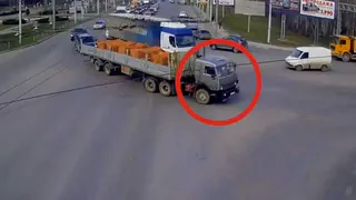 На Московском шоссе грузовик потерял кирпичи