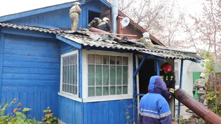 Причина неизвестна: на Семинарской загорелся деревянный дом