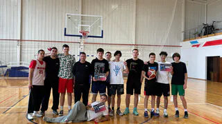 В Усинске студенты сыграли в стритбол в честь Дня среднего профобразования